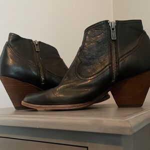 Frye Shoes / Reina Black Zip-Up Leather Booties / Size 6